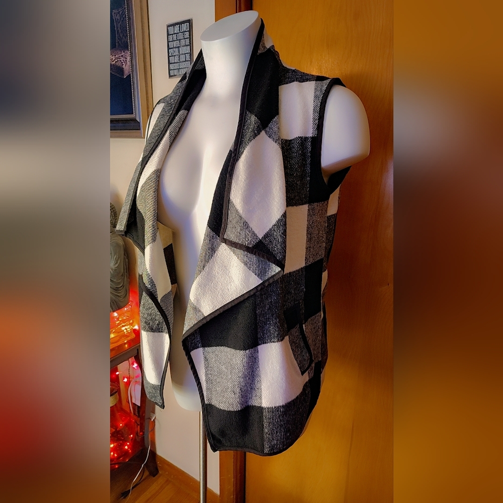 NWT Black & White Plaid Lightweight Vest β One Size Fits Most π€ - Picture 3 of 9